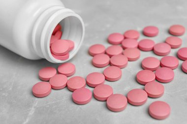 Açık renkli hapları ile şişe