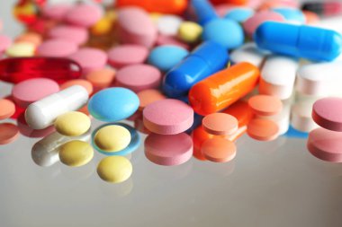 Yansıtıcı yüzeyi renkli hapları