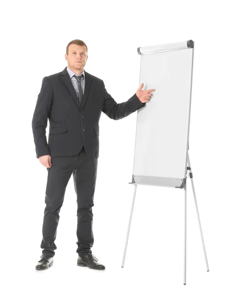 Entrenador de negocios dando la presentación en el tablero del rotafolio contra fondo blanco — Foto de Stock
