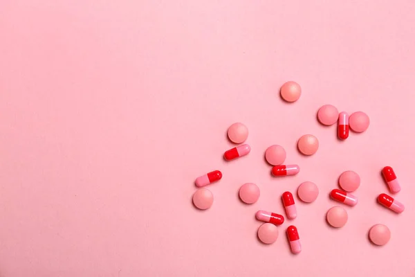 Diferentes píldoras sobre fondo de color — Foto de Stock