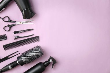 Düz profesyonel kuaför ile kompozisyon araçları renk arka plan üzerinde yatıyordu