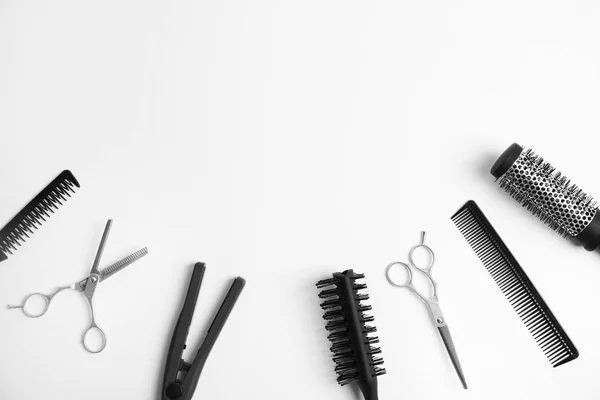 Професійні перукарські інструменти на білому тлі — стокове фото