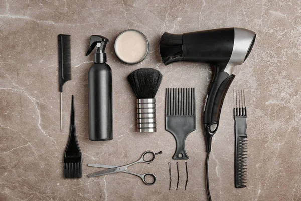 Composição de leigos plana com ferramentas de cabeleireiro profissional sobre fundo de cor — Fotografia de Stock