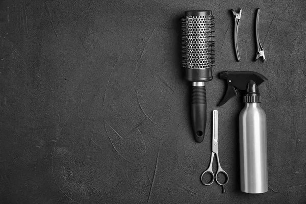 Composición laica plana con herramientas profesionales de peluquería sobre fondo negro —  Fotos de Stock