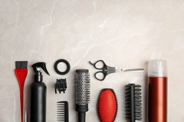 Плоская композиция с профессиональными инструментами парикмахера на сером фоне — стоковое фото