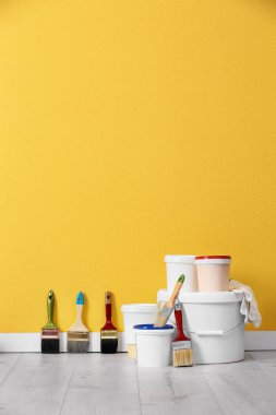 Dekoratör araçları ile ayarla ve renk duvarının yakınında kat boya