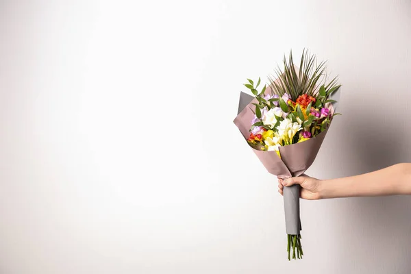 Donna con bellissimo bouquet di fiori fresia su sfondo bianco — Foto Stock