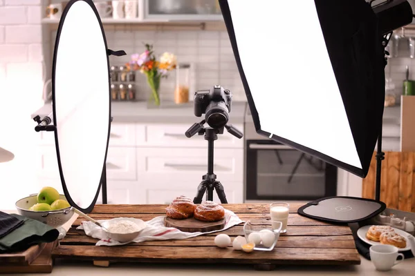 Equipamento fotográfico profissional e composição de alimentos na mesa em estúdio — Fotografia de Stock