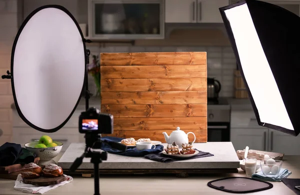 Professional camera on tripod and food composition in photo studio — Stock Photo, Image