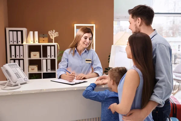 Aile otel resepsiyonundan iade — Stok fotoğraf