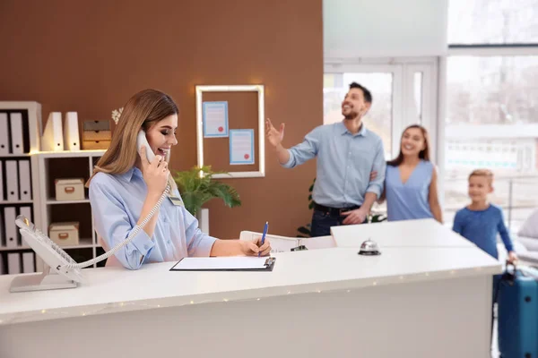 Otel check-in kontuarında Evet kadın resepsiyonist — Stok fotoğraf