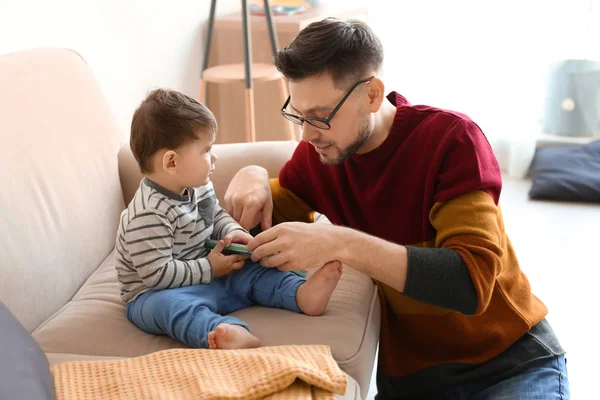 Vader tijd doorbrengen met zijn zoon thuis — Stockfoto