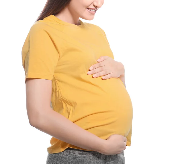 Jeune femme enceinte en vêtements décontractés sur fond blanc — Photo