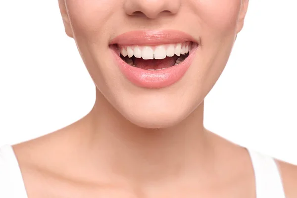 Молодая женщина с красивой улыбкой на белом фоне, крупным планом. Отбеливание зубов — стоковое фото