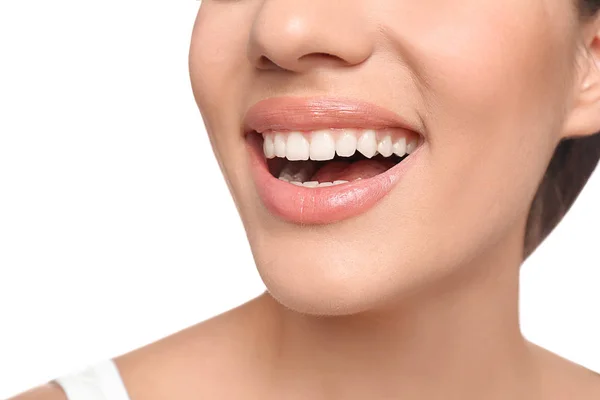 Mujer joven con hermosa sonrisa sobre fondo blanco, primer plano. Blanqueamiento dental — Foto de Stock