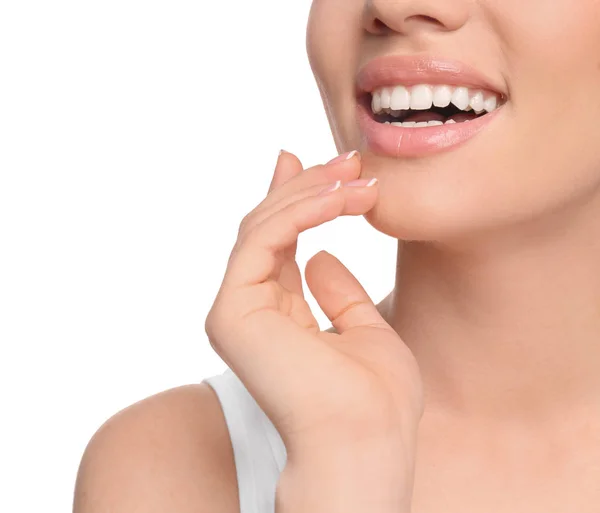 Mujer joven con hermosa sonrisa sobre fondo blanco, primer plano. Blanqueamiento dental —  Fotos de Stock