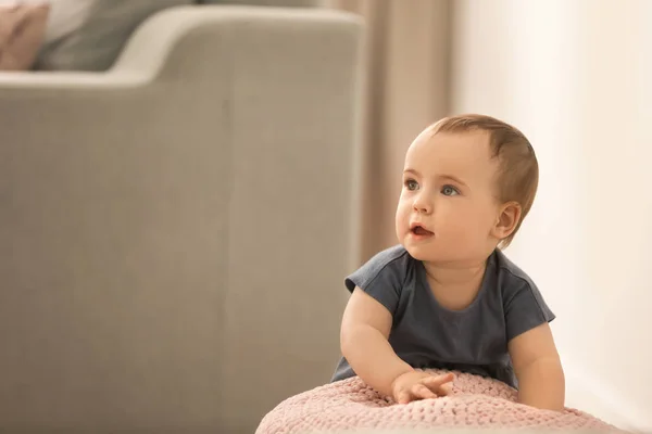 Kabarık oturma odasında üzerinde tutan şirin bebek. Yürümeyi öğrenme — Stok fotoğraf