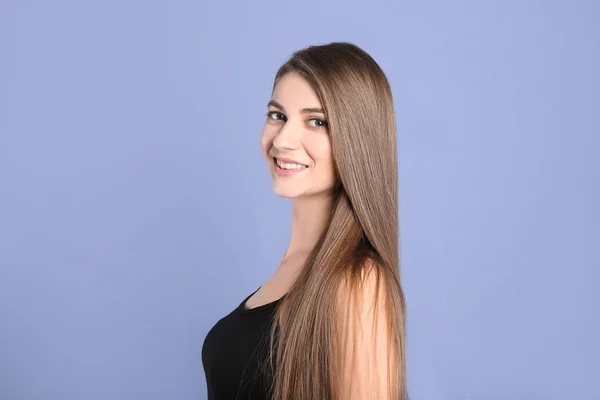 Porträtt av ung kvinna med långa vackra hår på grå bakgrund — Stockfoto