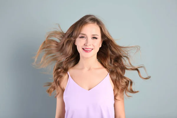 長く美しい髪に明るい背景を持つ若い女性の肖像画 — ストック写真