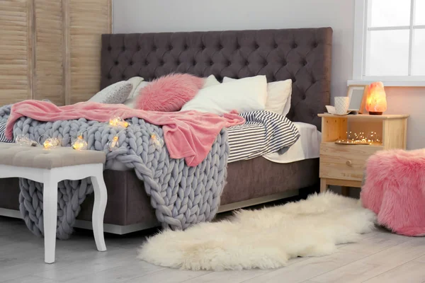 Sypialnia stylowe wnętrze i wygodne łóżko — Zdjęcie stockowe