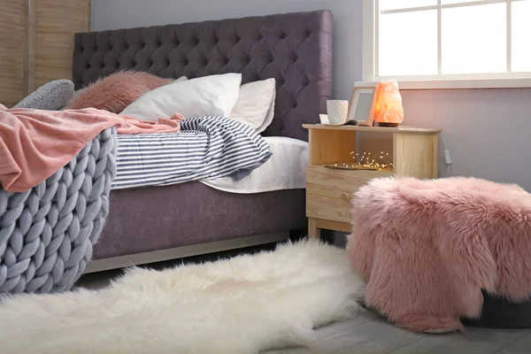 快適なベッドとスタイリッシュな寝室のインテリア — ストック写真