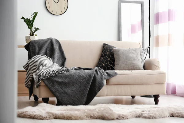 Elegante soggiorno interno con comodo divano — Foto Stock