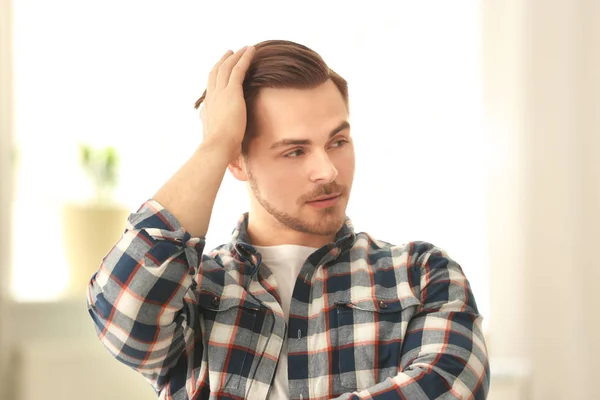 Portret van een jonge man met mooie haren binnenshuis — Stockfoto