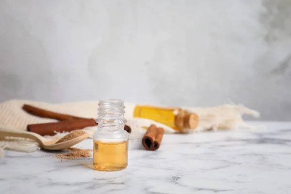 Garrafa com óleo essencial de canela na mesa — Fotografia de Stock