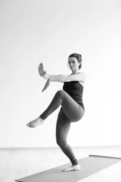 Mujer deportiva practicando yoga en interiores —  Fotos de Stock