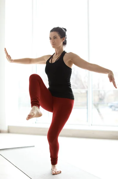 Mujer deportiva practicando yoga en interiores — Foto de Stock