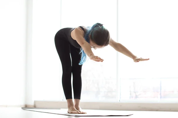 Femeie tânără care practică yoga în interior — Fotografie, imagine de stoc