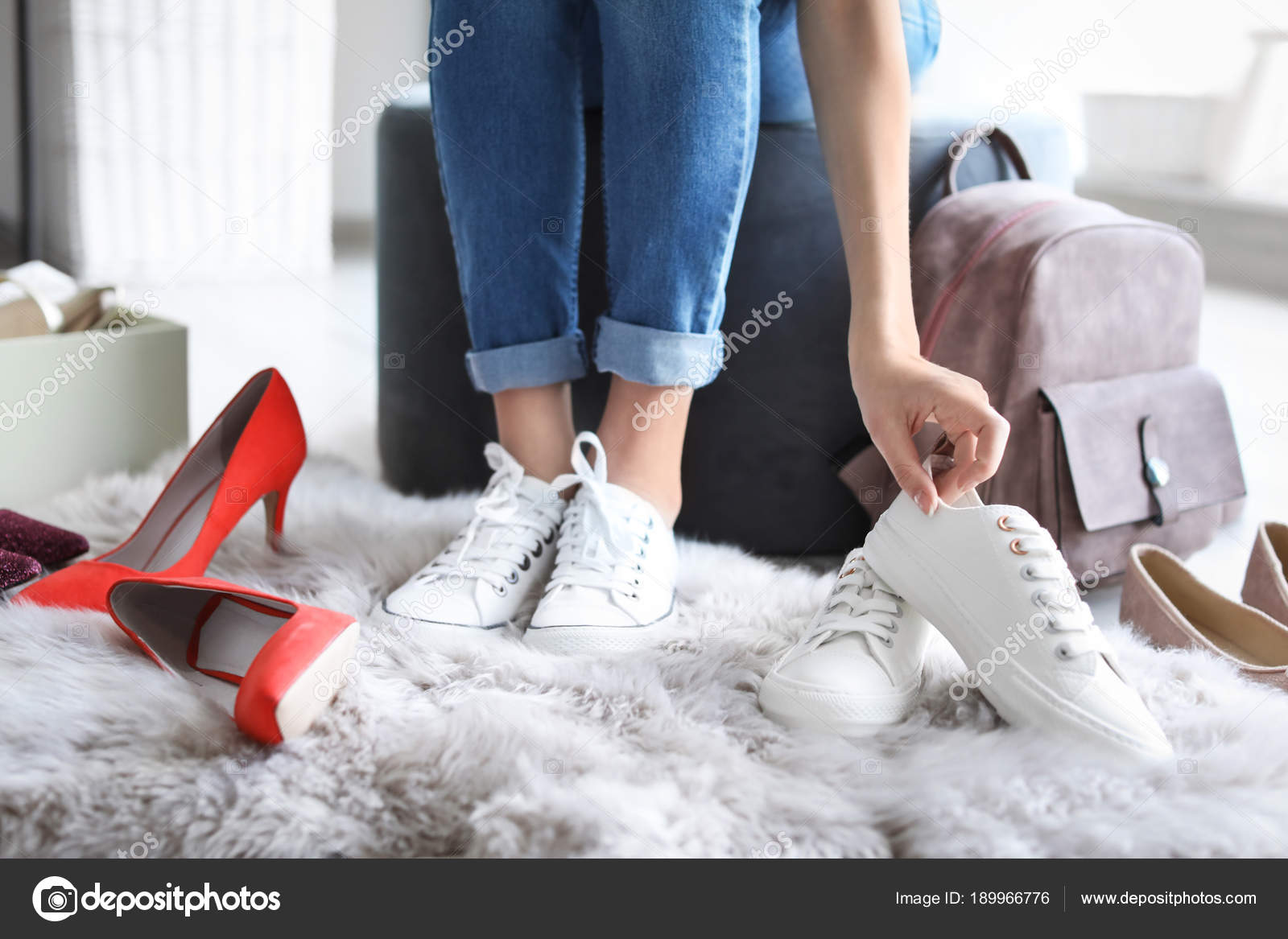 En — Fotos De Stock Mujer Probándose Zapatos Tienda Joven 0OP8wkNZXn