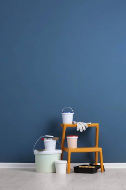 Dekoratör araçları ile ayarla ve renk duvarının yakınında kat boya