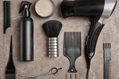 Düz profesyonel kuaför ile kompozisyon araçları renk arka plan üzerinde yatıyordu