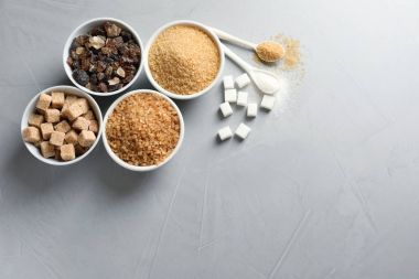 Şeker gri arka plan üzerinde farklı tipleri ile düz yatıyordu kompozisyon