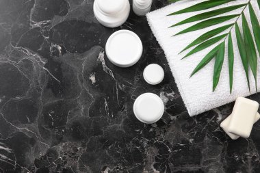 Düz kompozisyon ile vücut bakımı kozmetik gri arka plan üzerinde yatıyordu
