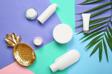 Düz kompozisyon ile vücut bakımı kozmetik renk arka plan üzerinde yatıyordu