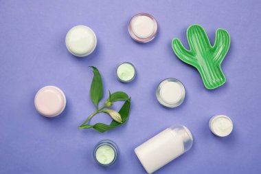 Düz kompozisyon ile vücut bakımı kozmetik renk arka plan üzerinde yatıyordu