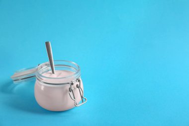 Renk arka plan üzerinde lezzetli Yoğurtlu kavanoz