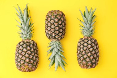 Düz renkli arka plan üzerinde taze ananas yatıyordu