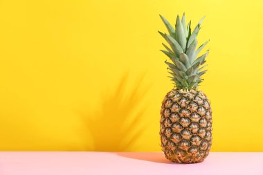 Renk duvara karşı masada taze ananas