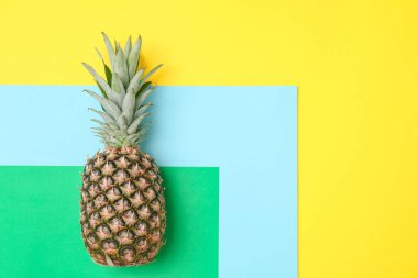 Renkli arkaplanda taze ananas