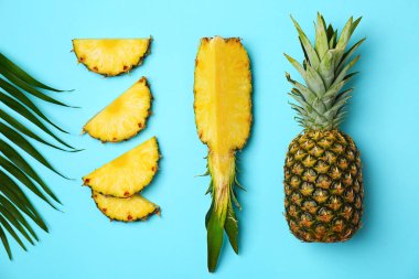 Düz renkli arka plan üzerinde taze ananas yatıyordu