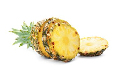Beyaz arkaplanda taze ananas kes