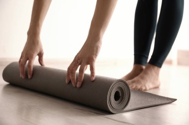 Yoga mat kapalı, closeup olan kadın