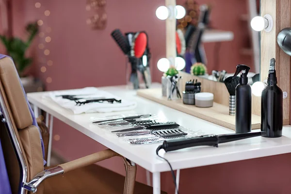 Il posto di lavoro di parrucchiere in salone — Foto Stock
