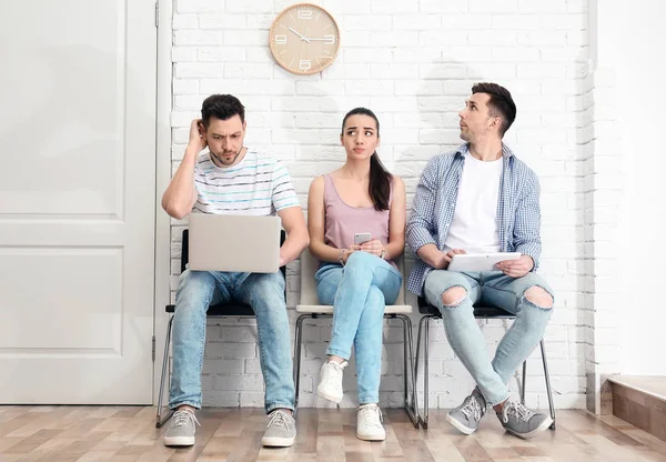 Grupo de personas en espera de entrevista de trabajo, en interiores —  Fotos de Stock