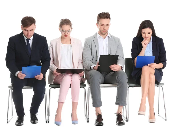 Grupo de personas que esperan una entrevista de trabajo sobre fondo blanco —  Fotos de Stock