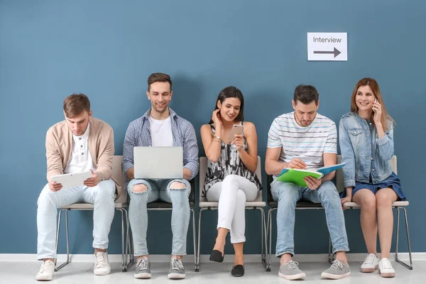 Grupo de personas en espera de entrevista de trabajo, en interiores — Foto de Stock