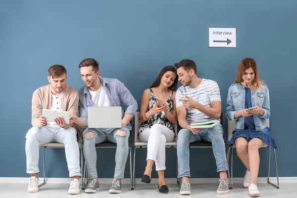 Groep mensen die wachten op een sollicitatiegesprek, binnen — Stockfoto